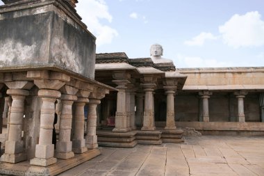 Bahubali, Gomateshwara, Vindhyagiri tepe, Shravanbelgola, Karnataka Hindistan görünümünden Tapınağı avlu olarak da bilinen gigiantic Monolit heykeli. 