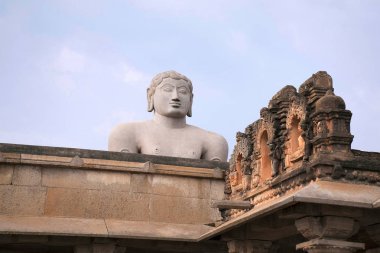 Bahubali, Gomateshwara, Vindhyagiri tepe, Shravanbelgola, Karnataka Hindistan görünümünden Tapınağı avlu olarak da bilinen gigiantic Monolit heykeli. 