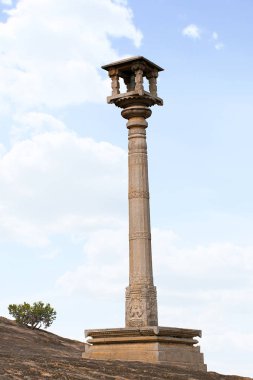 Bir Manastambha veya Chennanna Basadi, Vindhyagiri tepe, Shravanbelgola, Karnataka Hindistan önündeki sütunu
