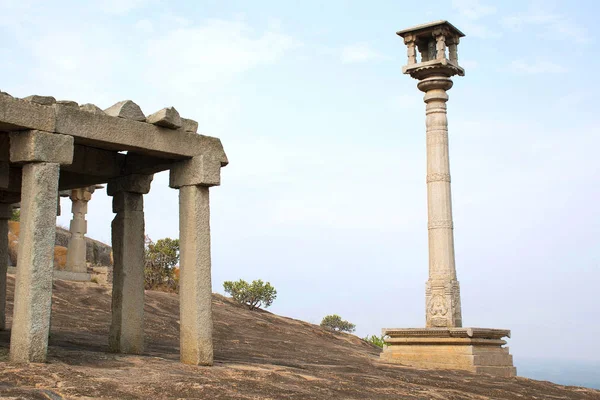 Säulenhalle Und Eine Manastambha Oder Säule Vor Chennanna Basadi Vindhyagiri — Stockfoto