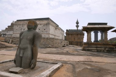 Bharata, kardeşi Bahubali, Chandragiri nadir bir heykeli tepe tapınak kompleksi, Sravanabelgola, Karnataka Hindistan Jain basadis içinde belgili tanımlık geçmiş.