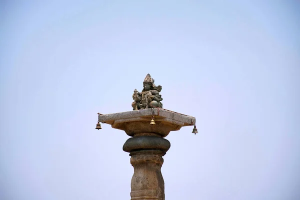 Una Figura Sentada Del Señor Brahma Una Cima Del Brahmasthambha —  Fotos de Stock