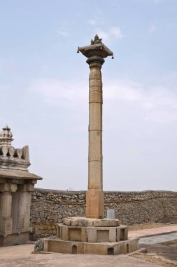 Brahmasthambha, bir görünüm Chandragiri Hill, Sravanabelgola, Karnataka Hindistan A oturmuş figürü Lord Brahma en üstünde oturuyor..