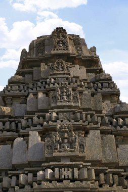 Doğu Yakası'ndaki bir projeksiyon bir panel bir aziz onun görevlileri yaksha, iki tarafında hayırsever ruhları ile tasvir eden kabartma heykel var. Akkana Basadi, Sravanabelgola, İstanbul Türkiye