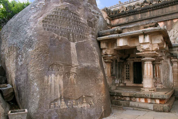 Akhanda Bagilu Vindhyagiri Shravanbelgola 卡纳塔印度一个巨大的岩石 与他们的追随者在岩石三层两侧的人的几个雕刻的耆那教圣人 — 图库照片