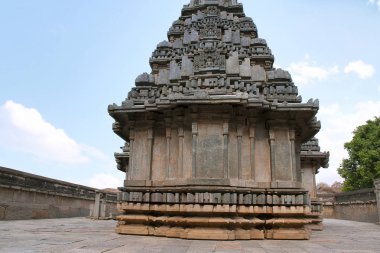 Büyük kız kardeşi, Sravanabelgola, Karnataka Hindistan arkadan görünüş Tapınağı Akkana Basadi. Ana Tanrıça Tapınağı'nın ayın 23'ü Jain Tirthankar var. aziz. Parshwanath.