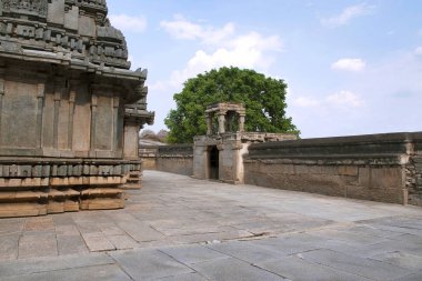 Büyük kız kardeşi, Sravanabelgola, Karnataka Hindistan arkadan görünüş Tapınağı Akkana Basadi. Ana Tanrıça Tapınağı'nın ayın 23'ü Jain Tirthankar var. aziz. Parshwanath.