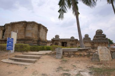 Akkana Basadi, tapınağın karmaşık büyük kız kardeşi, Sravanabelgola, Karnataka Hindistan güney girişinde Tapınağı da solda görülür.