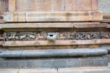 Kısma anlatan aslan ve fil biniciler, Panchakuta Basadi, Kambadahalli, Mandya district, Karnataka, Hindistan