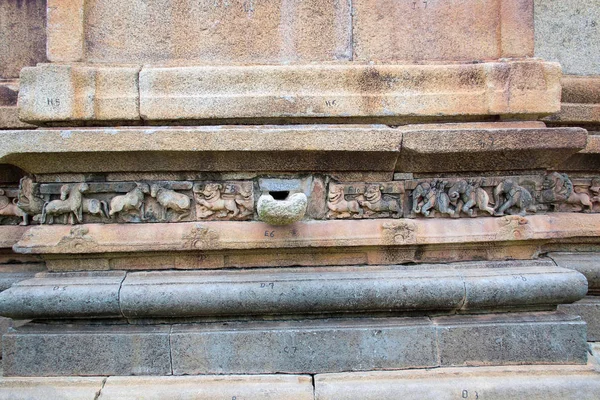 Kısma anlatan aslan ve fil biniciler, Panchakuta Basadi, Kambadahalli, Mandya district, Karnataka, Hindistan