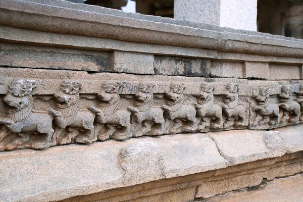 Basrelief mit Löwen, panchakuta basadi, kambadahalli, mandya district, karnataka — Stockfoto