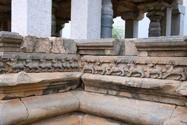 Bajorrelieve que representa leones, Panchakuta Basadi, Kambadahalli, distrito de Mandya, Karnataka — Foto de Stock