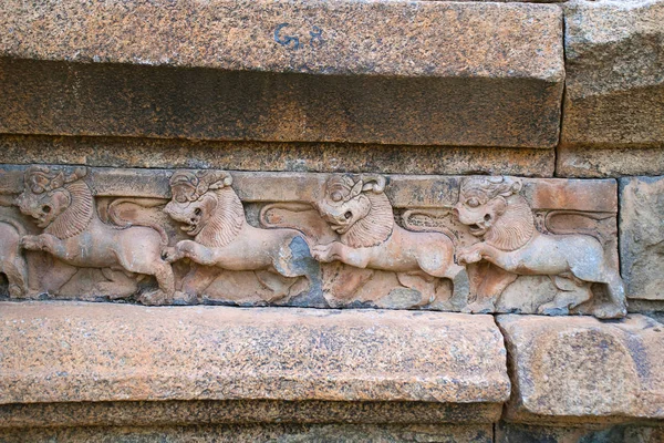 Kısma anlatan aslan, Panchakuta Basadi, Kambadahalli, Mandya bölgesi, İstanbul