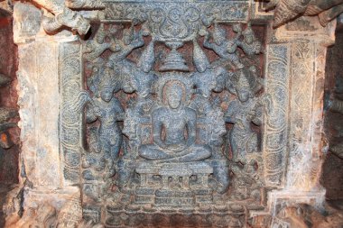 Onun eşlerinden mahamantapa veya navaranga, Panchakuta Basadi, Kambadahalli, Mandya district, Karnataka Hindistan denilen büyük ortak açık salon tavan ile Jain tirthankara figürü oyma