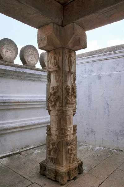 Figuras Esculpidas Pilar Templo Gomateshwara Colina Vindhyagiri Shravanbelgola Karnataka Índia — Fotografia de Stock