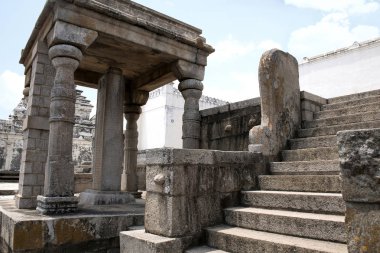 Kannada Eradukatte Basadi, Chandragiri hill, Sravanabelgola, Karnataka Hindistan oyma yazıtları girişinde taş ayağı üzerinde 