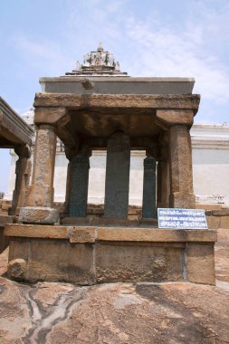 Oyma yazıtları tarafından Kraliçe Shantaladevi Eradukatte Basadi, Chandragiri hill, Sravanabelgola, Karnataka Hindistan yakınındaki taş ayağı Kannada 