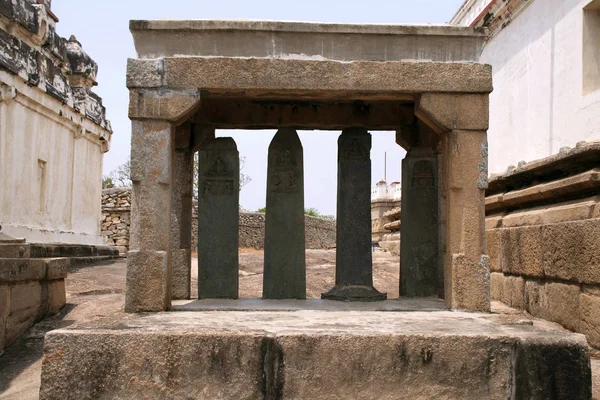 Ανάγλυφες Επιγραφές Κανάντα Στην Πέτρα Πυλώνες Eradukatte Basadi Ινδία Karnataka — Φωτογραφία Αρχείου