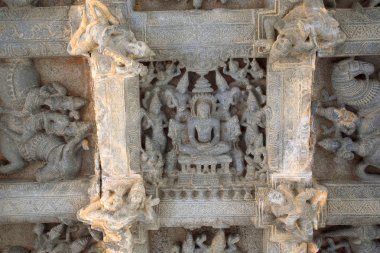 Açık mandapa, veliler için sekiz yönünde, ashtadikpalaka tasvir tavan heykel. Panchakuta Basadi, Kambadahalli, Mandya bölge