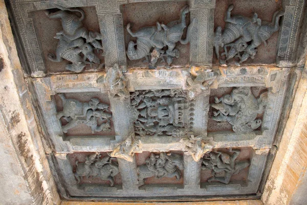 Escultura de teto em mandapa aberta, retratando os guardiões para as oito direções, ashtadikpalaka. Panchakuta Basadi, Kambadahalli, distrito de Mandya — Fotografia de Stock