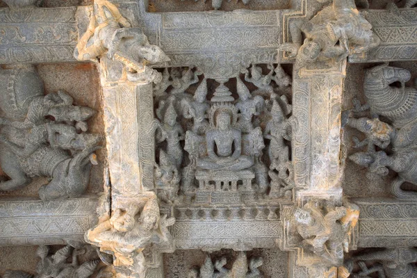 Deckenskulptur in offener Mandapa, die die Wächter in acht Richtungen zeigt, ashtadikpalaka. panchakuta basadi, kambadahalli, mandya Bezirk — Stockfoto