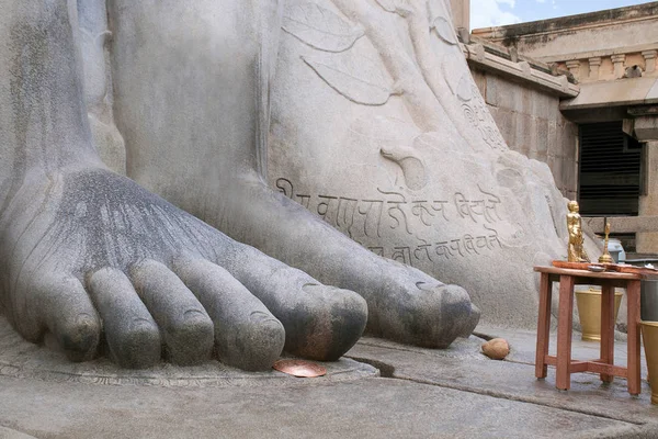 Close up van de voeten van het standbeeld van Bahubali, ook bekend als Gomateshwara, Vindhyagiri Hill, Shravanbelgola, Karnataka. Een gouden replica van de monolithische standbeeld wordt ook gezien. — Stockfoto