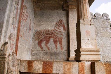Gomateshwara Tapınağı, Vindhyagiri tepe, Shravanbelgola, Karnataka, Hindistan için giriş kapısında bir at çizimleri
