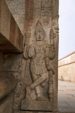 Dvarapala giriş kapısı, Gomateshwara Tapınağı, Vindhyagiri tepe, Shravanbelgola, Karnataka, Hindistan için soldaki