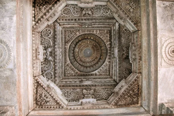Decoratieve baai plafond in Akkana Basadi, Sravanabelgola, Karnataka — Stockfoto