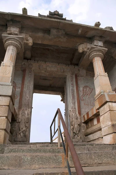 Puerta de entrada al templo de Gomateshwara, colina de Vindhyagiri, Shravanbelgola, Karnataka — Foto de Stock