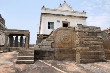 Eradukatte Basadi, Chavundaraya Basadi yer alır ve Lord Adinataha heykeli enshrines Chandragiri hill, Sravanabelgola, İstanbul Türkiye.