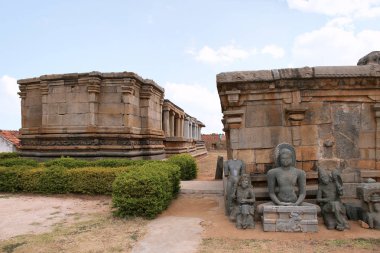 Kazılan 9-10 yüzyıla gelen Panchakuta Basadi, Kambadahalli, Mandya district, Karnataka, Hindistan heykeller Jain