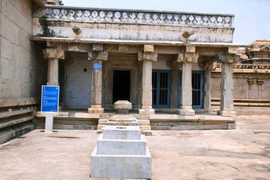 Ön görünüm Chandragiri hill, Kattale Basadi Sravanabelgola, Karnataka Hindistan largset Tapınak Tepesi üzerinde Adinatha, ilk tirthankara heykeli enshrines..