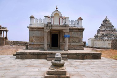 Ön Majjigana Basadi, Chandragiri hill, görünümünü Sravanabelgola, Karnataka Hindistan bu enshrines Ananthanatha, on dördüncü tirthankara heykeli.
