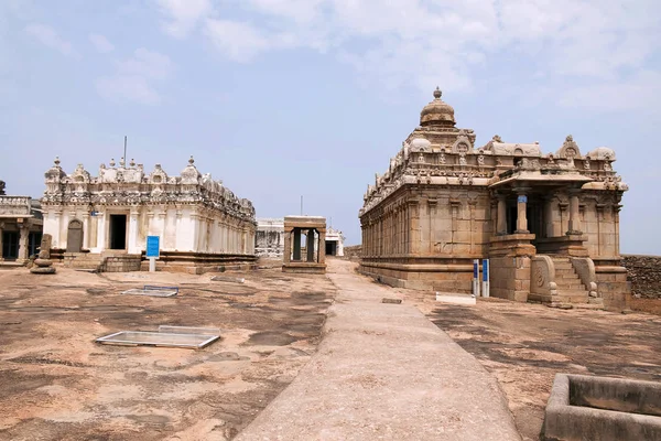 Soldaki Shasana Basadi ve Chavundaraya Basadi, Chandragiri hill, Sravanabelgola, Karnataka Hindistan önden görünümü