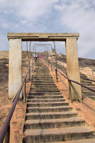 Ağ geçidi ve rock Gomateshwara Tapınağı, Vindhyagiri tepe, Shravanbelgola, Karnataka Hindistan önde gelen adımları kesmek