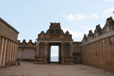 Ağ geçidi ve rock Jain Tapınağı karmaşık, önde gelen Chandragiri Hill, Shravanbelgola, Karnataka Hindistan adımları kesmek