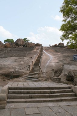 Ağ geçidi ve rock Jain Tapınağı karmaşık, önde gelen Chandragiri Hill, Shravanbelgola, Karnataka Hindistan adımları kesmek