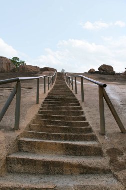 Ağ geçidi ve rock Jain Tapınağı karmaşık, önde gelen Chandragiri Hill, Shravanbelgola, Karnataka Hindistan adımları kesmek