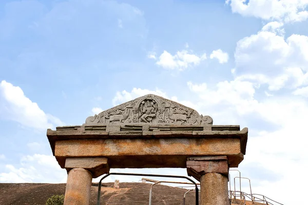 Puerta Entrada Escalones Rocosos Que Conducen Templo Gomateshwara Colina Vindhyagiri — Foto de Stock
