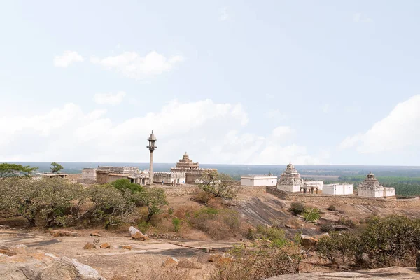 Tapınağı Chandragiri hill karmaşık, Sravanabelgola, Karnataka Hindistan genel görünümü