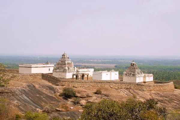 Tapınağı Chandragiri hill karmaşık, Sravanabelgola, Karnataka Hindistan genel görünümü