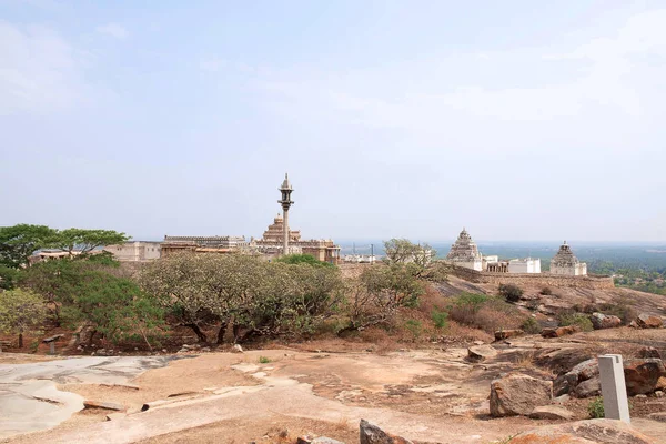 Tapınağı Chandragiri hill karmaşık, Sravanabelgola, Karnataka Hindistan genel görünümü