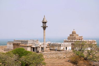 Chandragiri hill tapınaktan karmaşık, Sravanabelgola, Karnataka Hindistan yaptı - Parshvanatha Basadi, Shasana Basadi ve Chavundaraya Basadi genel bakış.