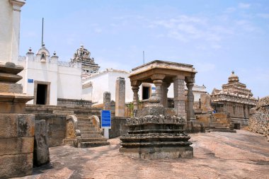 Jain basadis veya tapınak Chandragiri hill, Sravanabelgola, İstanbul Türkiye aşırı sol üzerinde genel görünümünü Terina Basadi, beyaz renk ve aşırı sağ Chavundaraya Basadi, bir çok bir dekore edilmiş.