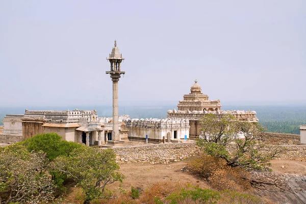 Celkový Pohled Chandragiri Kopci Chrámového Komplexu Sravanabelgola Karnataka Indie Vlevo — Stock fotografie