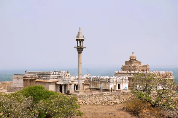 Chandragiri hill tapınaktan karmaşık, Sravanabelgola, Karnataka Hindistan yaptı - Parshvanatha Basadi, Shasana Basadi ve Chavundaraya Basadi genel bakış.