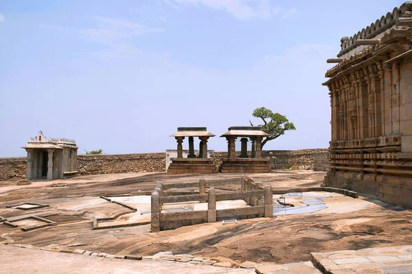Genel Jain basadis veya tapınak Chandragiri Hill, Sravanabelgola, Karnataka Hindistan Shantinatha Basadi aşırı sol taraftaki görülmektedir.