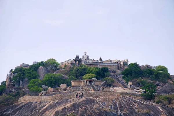 Vindhyagiri tepe tapınak kompleksi, Sravanabelgola, Karnataka Hindistan görünümü Chandragiri Tepesi'nden genel bakış. Büyük Belgola, beyaz gölet, ayrıca görülür.
