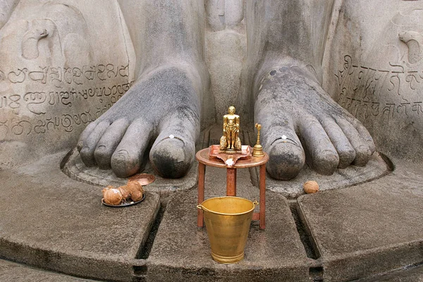 黄铜雕像前面的 Gigiantic 单片雕像 Bahubali 也称为 Gomateshwara Vindhyagiri Shravanbelgola 卡纳塔 — 图库照片
